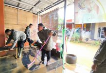 Brimob Polda Sulbar Turun Tangan Bantu Warga Terdampak Banjir di Mamuju