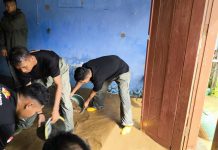 Brimob Polda Sulbar Turun Tangan Bantu Warga Terdampak Banjir di Mamuju