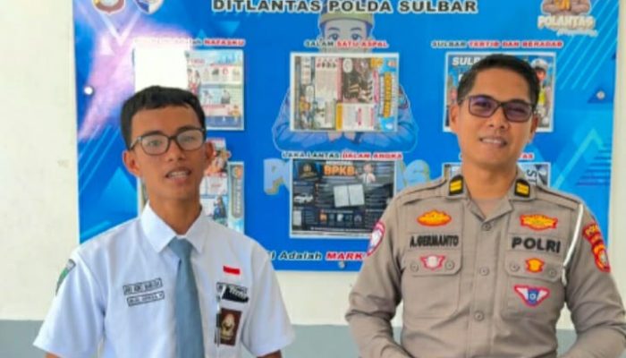 Ditlantas Polda Sulbar Hadirkan Mading Edukasi di SMAN 1 Mamuju, Cetak Pelopor Keselamatan Berlalu Lintas Sejak Dini