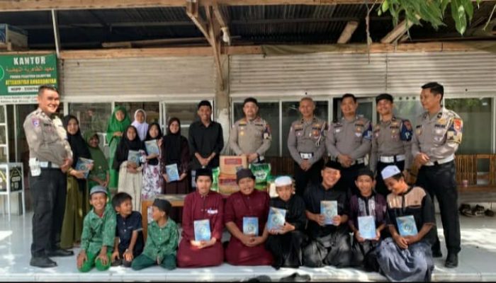 Polantas Karib Tebar Kepedulian di Pesantren, Ditlantas Polda Sulbar Salurkan Al-Qur’an dan Sembako