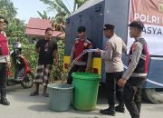 Polres Mamuju Tengah Salurkan Air Bersih Untuk Warga Terdampak Kekeringan