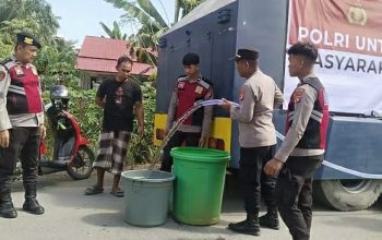 Polres Mamuju Tengah Salurkan Air Bersih Untuk Warga Terdampak Kekeringan