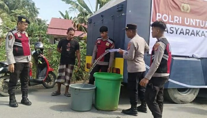 Polres Mamuju Tengah Salurkan Air Bersih Untuk Warga Terdampak Kekeringan