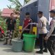 Polres Mamuju Tengah Salurkan Air Bersih Untuk Warga Terdampak Kekeringan