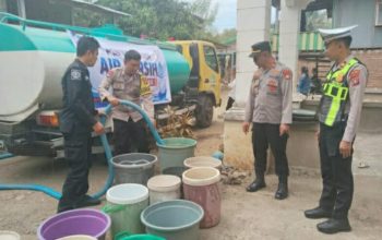 Polres Polman Salurkan 8.000 Liter Air Bersih, Warga Terdampak Kekeringan di Binuang Sambut Haru