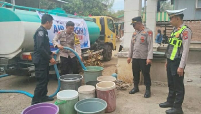 Polres Polman Salurkan 8.000 Liter Air Bersih, Warga Terdampak Kekeringan di Binuang Sambut Haru