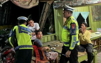 Malam Hari, Polantas Polda Sulbar Hadir Menyapa Warga, Jaga Keamanan dan Ketertiban