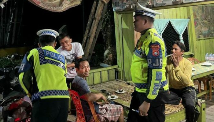 Malam Hari, Polantas Polda Sulbar Hadir Menyapa Warga, Jaga Keamanan dan Ketertiban