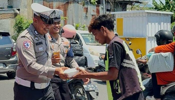 Polantas Karib, Polisi Hadir Berbagi di Tengah Perjuangan Warga