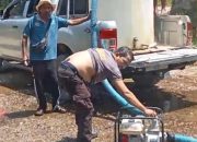 Bhabinkamtibmas Salurkan Air Bersih, Bantu Warga Lilimori Hadapi Kemarau Panjang