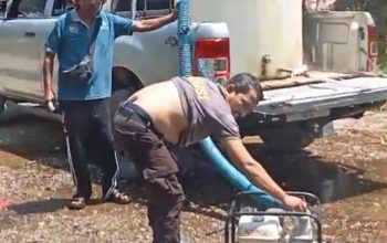 Bhabinkamtibmas Salurkan Air Bersih, Bantu Warga Lilimori Hadapi Kemarau Panjang