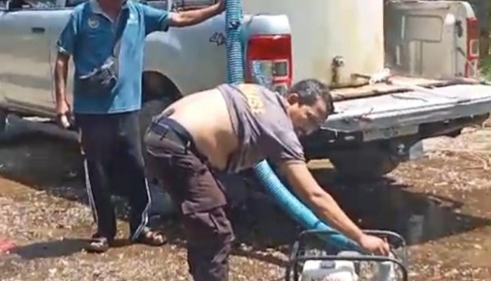 Bhabinkamtibmas Salurkan Air Bersih, Bantu Warga Lilimori Hadapi Kemarau Panjang