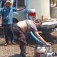 Bhabinkamtibmas Salurkan Air Bersih, Bantu Warga Lilimori Hadapi Kemarau Panjang