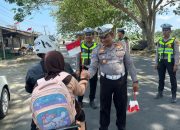 Polres Mamuju Tengah Bagikan Bendera Merah Putih, Ajak Warga Kobarkan Semangat Kemerdekaan
