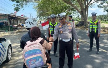 Polres Mamuju Tengah Bagikan Bendera Merah Putih, Ajak Warga Kobarkan Semangat Kemerdekaan