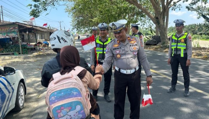 Polres Mamuju Tengah Bagikan Bendera Merah Putih, Ajak Warga Kobarkan Semangat Kemerdekaan