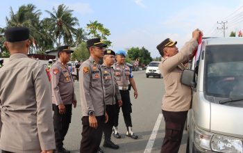 Polres Pasangkayu Bagikan Bendera Merah Putih, Kobarkan Semangat Nasionalisme Jelang HUT RI ke-81