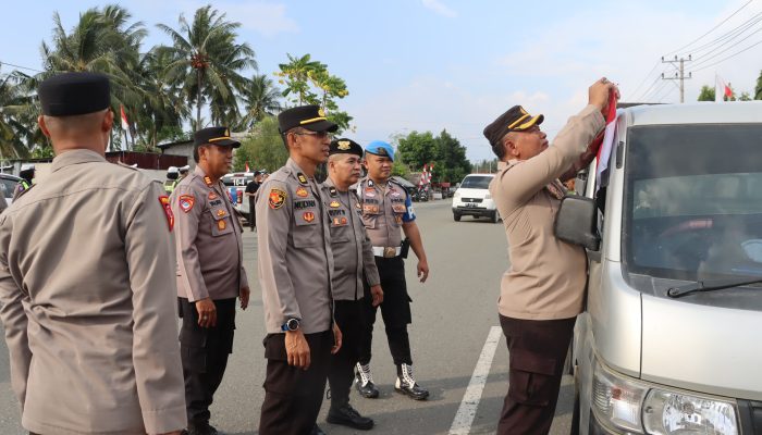 Polres Pasangkayu Bagikan Bendera Merah Putih, Kobarkan Semangat Nasionalisme Jelang HUT RI ke-81