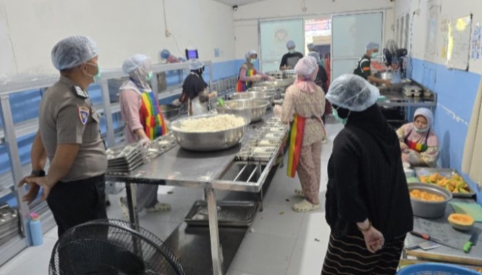 Polsek Bambalamotu Kawal Program MBG di Letawa