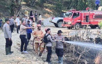 Polres Pasangkayu Gerak Cepat Padamkan Kebakaran Lahan Dekat Sekolah