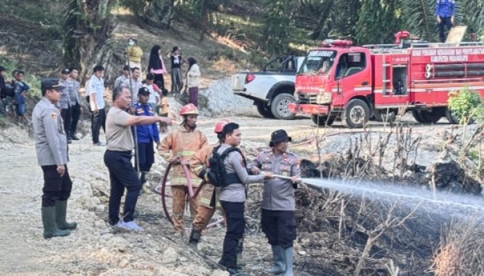 Polres Pasangkayu Gerak Cepat Padamkan Kebakaran Lahan Dekat Sekolah