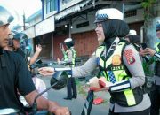 Bagi Bunga dan Coklat, Polwan Sulbar Bikin Pengendara Tersenyum