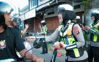 Bagi Bunga dan Coklat, Polwan Sulbar Bikin Pengendara Tersenyum