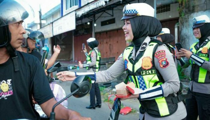 Bagi Bunga dan Coklat, Polwan Sulbar Bikin Pengendara Tersenyum