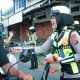 Bagi Bunga dan Coklat, Polwan Sulbar Bikin Pengendara Tersenyum