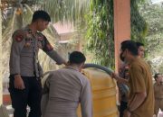 Kemarau Panjang, Polres Pasangkayu Salurkan 7.000 Liter Air ke Sekolah