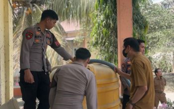 Kemarau Panjang, Polres Pasangkayu Salurkan 7.000 Liter Air ke Sekolah