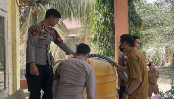 Kemarau Panjang, Polres Pasangkayu Salurkan 7.000 Liter Air ke Sekolah