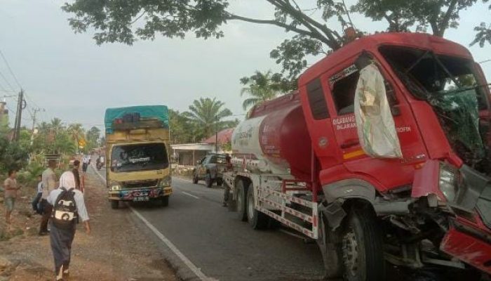 Tangki Pertamina Tabrak Fuso di Karossa, Satu Orang Luka
