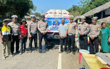 Kemarau Panjang, Polantas Sulbar Salurkan Air Bersih Untuk Warga Saluleang