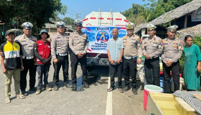 Kemarau Panjang, Polantas Sulbar Salurkan Air Bersih Untuk Warga Saluleang