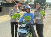 Bukan Tilang, Polantas Sulbar Malah Bagi Sayur Segar ke Pengendara Tertib