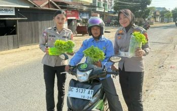 Bukan Tilang, Polantas Sulbar Malah Bagi Sayur Segar ke Pengendara Tertib