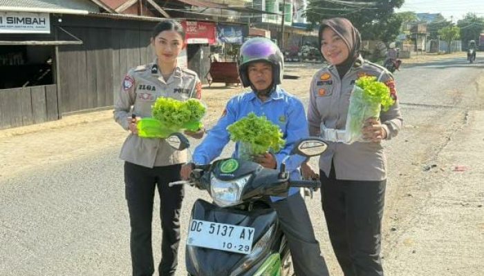 Bukan Tilang, Polantas Sulbar Malah Bagi Sayur Segar ke Pengendara Tertib