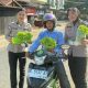 Bukan Tilang, Polantas Sulbar Malah Bagi Sayur Segar ke Pengendara Tertib