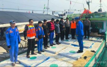 Kapolda Sulbar Kirim 30 Ton Air Bersih ke Pulau Ambo, Polisi Tempuh Laut Demi Warga