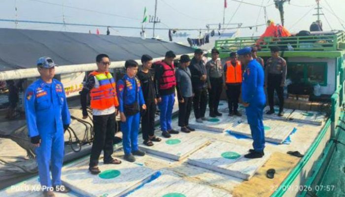 Kapolda Sulbar Kirim 30 Ton Air Bersih ke Pulau Ambo, Polisi Tempuh Laut Demi Warga