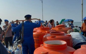 30 Ton Air Bersih Tiba di Pulau Ambo, Warga Kepulauan Sambut Haru Bantuan Kapolda Sulbar