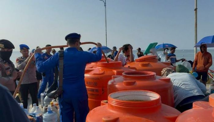 30 Ton Air Bersih Tiba di Pulau Ambo, Warga Kepulauan Sambut Haru Bantuan Kapolda Sulbar