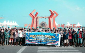 Jelang HUT ke-24 Propam Polri, Bid Propam Polda Sulbar Sambangi Tukang Becak di Pantai Manakarra