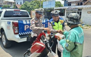 Polantas Karib Turun ke Jalan, Jumat Berkah Hapus Lelah Pejuang Nafkah di Mamuju