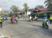 Sore Hari, Polantas Polda Sulbar Kawal Tiga Titik Padat di Mamuju, Warga Dibantu Menyeberang