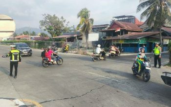 Sore Hari, Polantas Polda Sulbar Kawal Tiga Titik Padat di Mamuju, Warga Dibantu Menyeberang