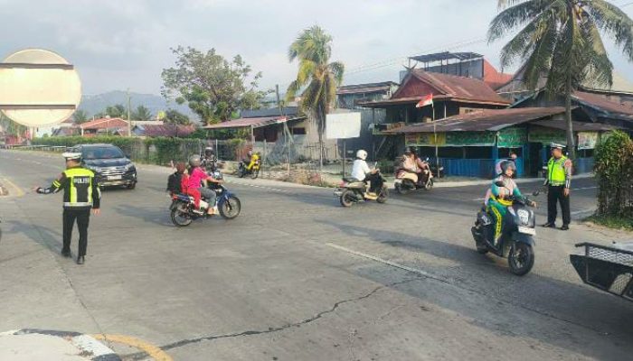 Sore Hari, Polantas Polda Sulbar Kawal Tiga Titik Padat di Mamuju, Warga Dibantu Menyeberang