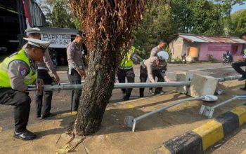 Hujan Deras dan Angin Kencang Terjang Mamuju, Polantas Sigap Evakuasi Pohon dan Tiang Lampu