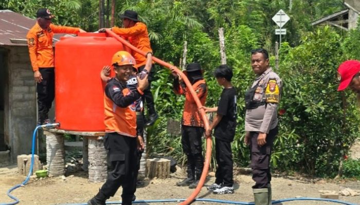 Kemarau Panjang, Polri dan BPBD Salurkan 15 Ribu Liter Air Bersih ke Warga Martajaya